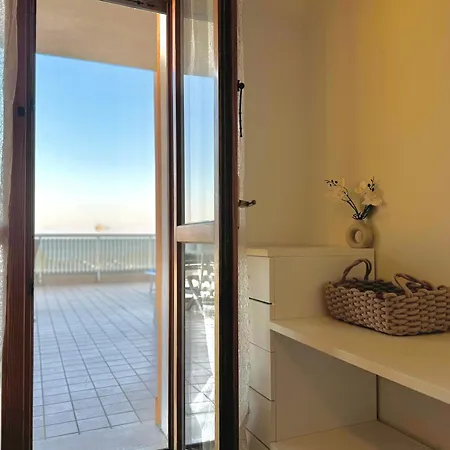 82, Attico Leonardo Lido Adriano