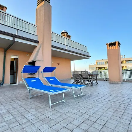 82, Attico Leonardo * Lido Adriano