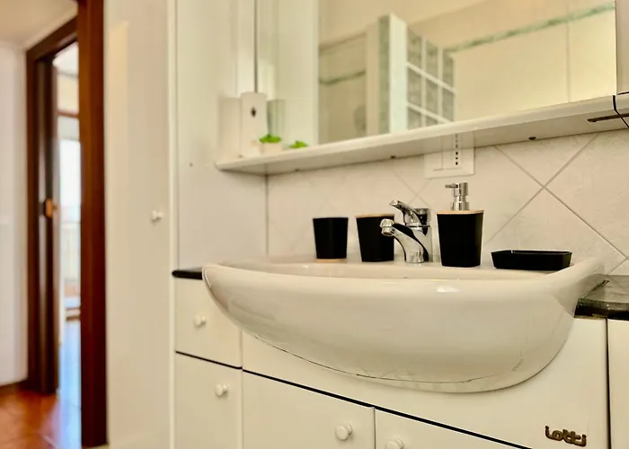 Διαμέρισμα 82, Attico Leonardo Lido Adriano